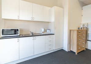 Studio | Privékeuken | Een minikoelkast, een koffiezetapparaat/waterkoker, een waterkoker