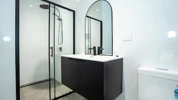 Superior kamer, 1 queensize bed | Badkamer | Een douche, gratis toiletartikelen, handdoeken, zeep
