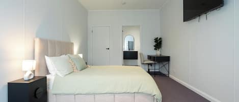 Superior Queen Room | Desk, iron/ironing board (on request), bed sheets