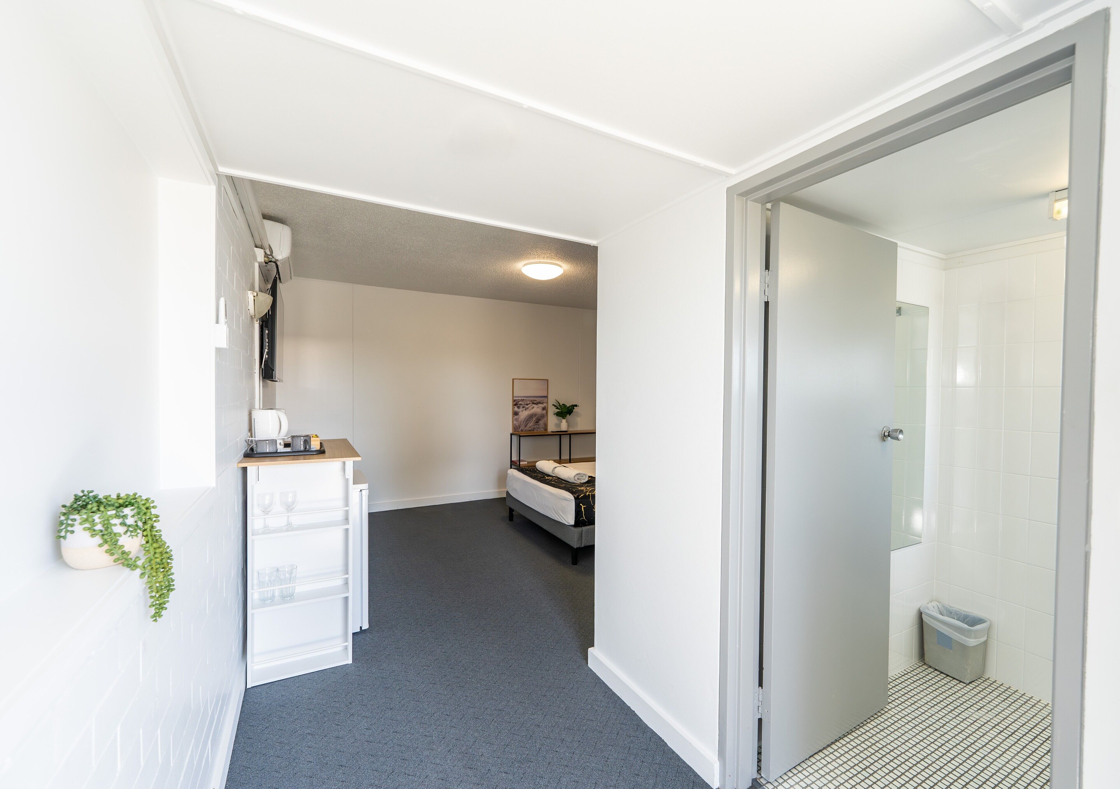 Queen Room | Desk, iron/ironing board, bed sheets