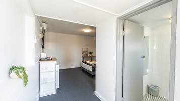 1 chambre, bureau, fer et planche à repasser, draps fournis