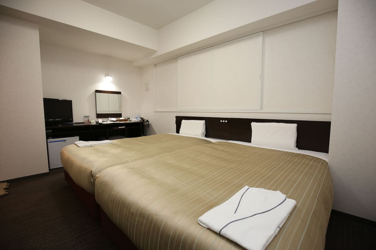 Twin Room, Non Smoking | Meja, Wi-fi percuma 
