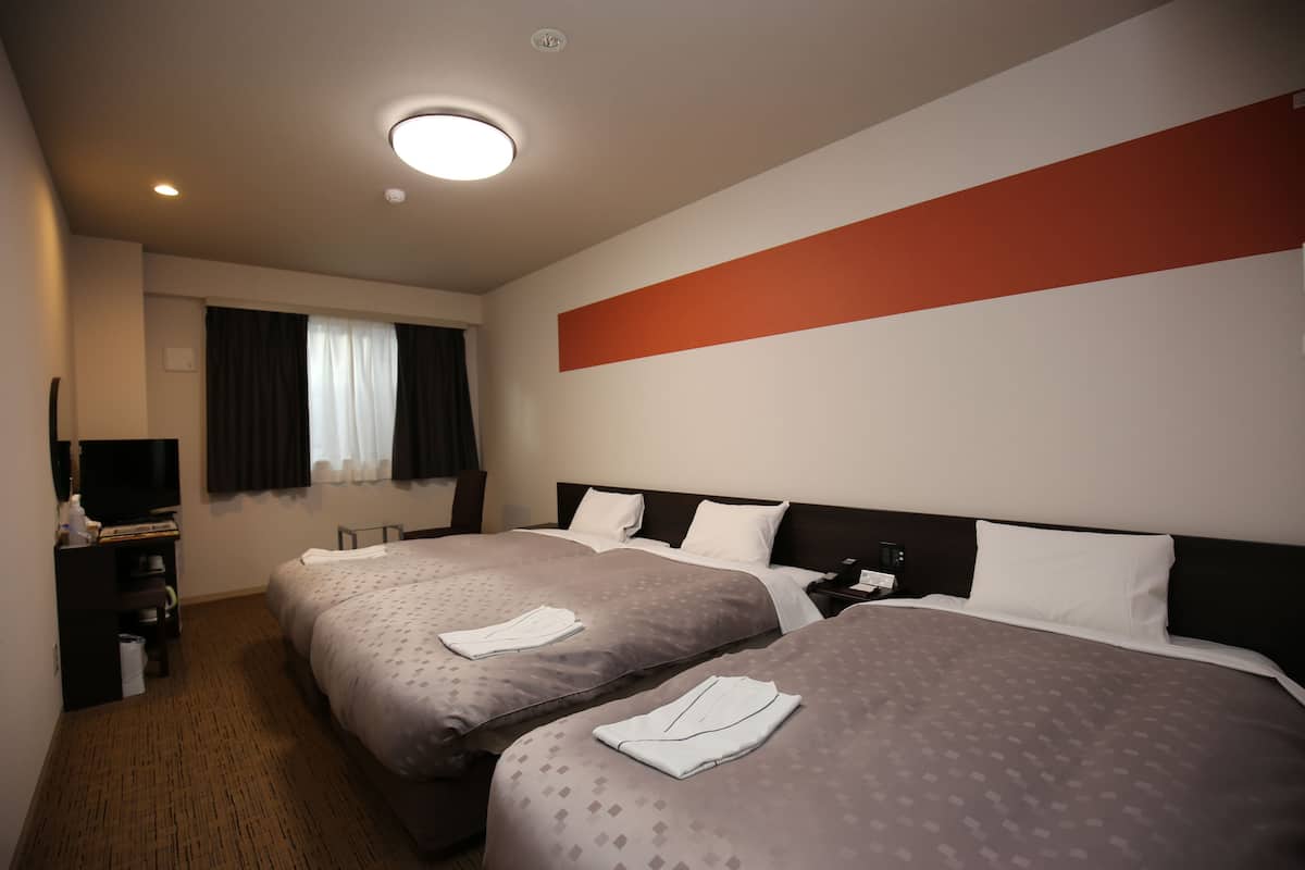 Triple Room, Non Smoking | Meja, Wi-fi percuma 
