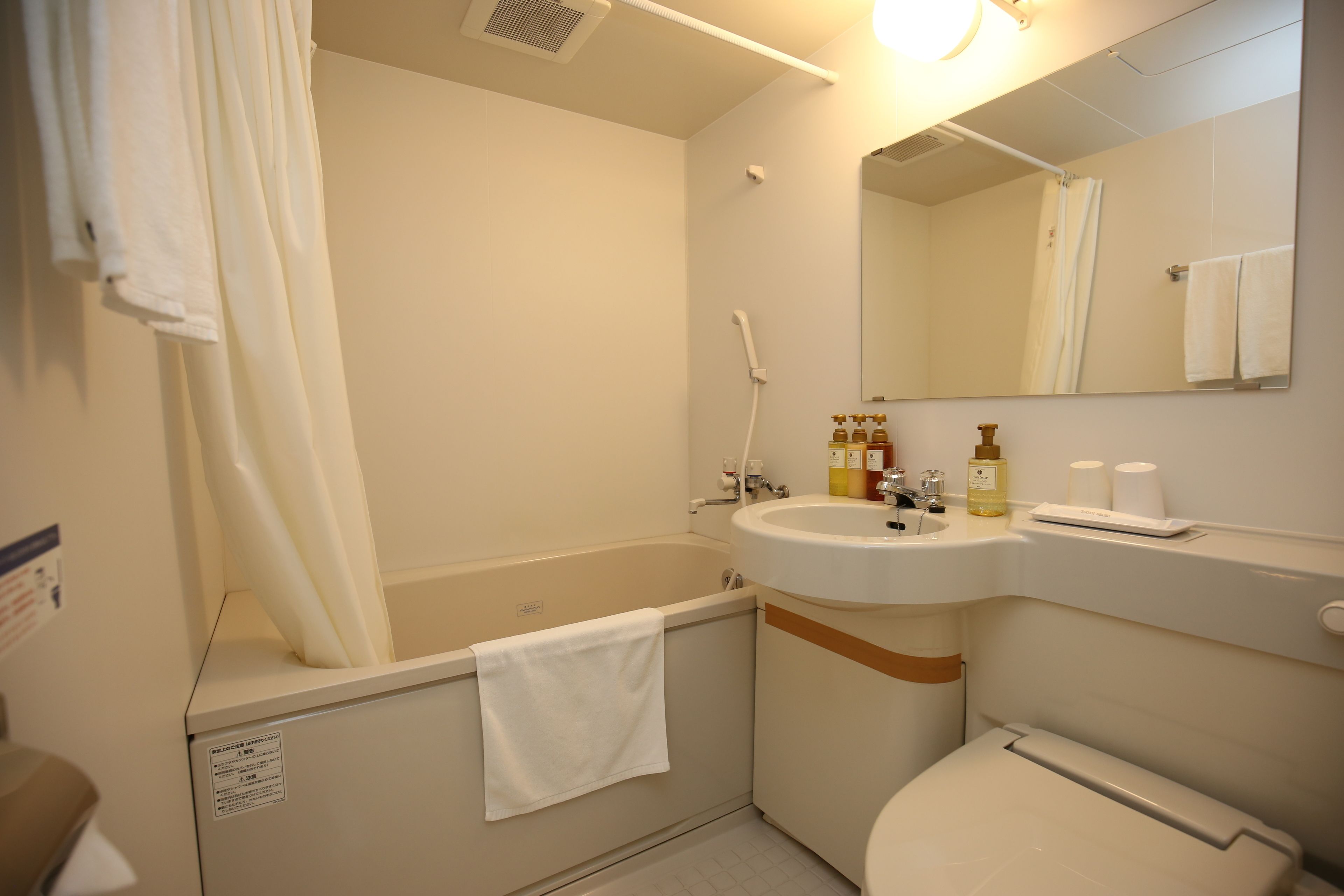 twin room, non smoking | bathroom | separate bathtub and shower, free toiletries, hair dryer, slippers