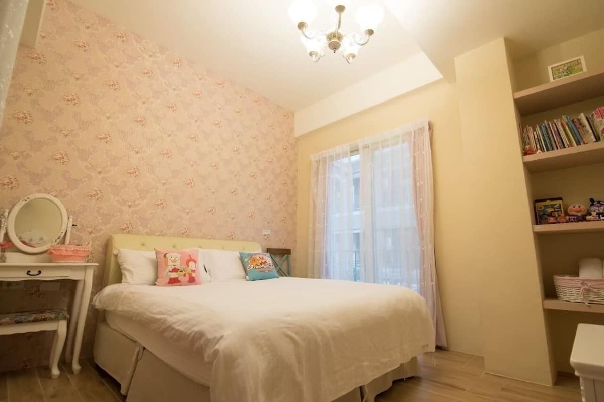 Blackout curtains, soundproofing, free WiFi