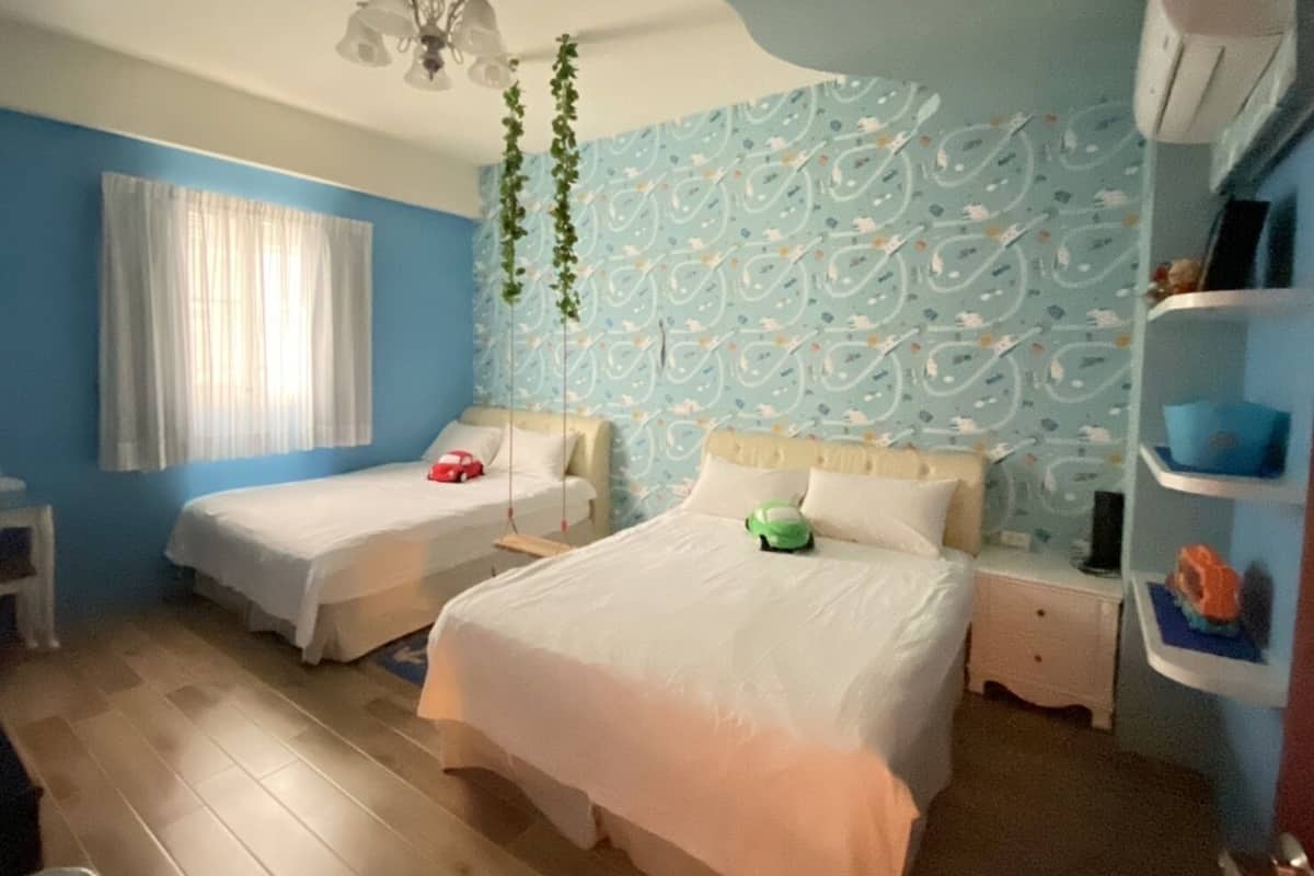 Blackout curtains, soundproofing, free WiFi