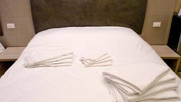 Hochwertige Bettwaren, Daunenbettdecken, Pillowtop-Betten, Minibar