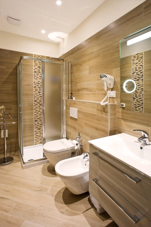 Bruser, designertoiletartikler, hårtørrer, bidet