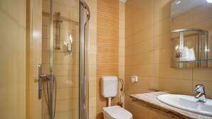 Comfort Triple Room | Bathroom | Shower, free toiletries, hair dryer, bathrobes