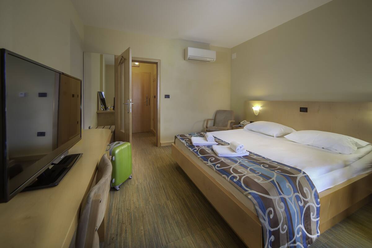 Minibar, escritorio, cunas gratuitas y wifi gratis 