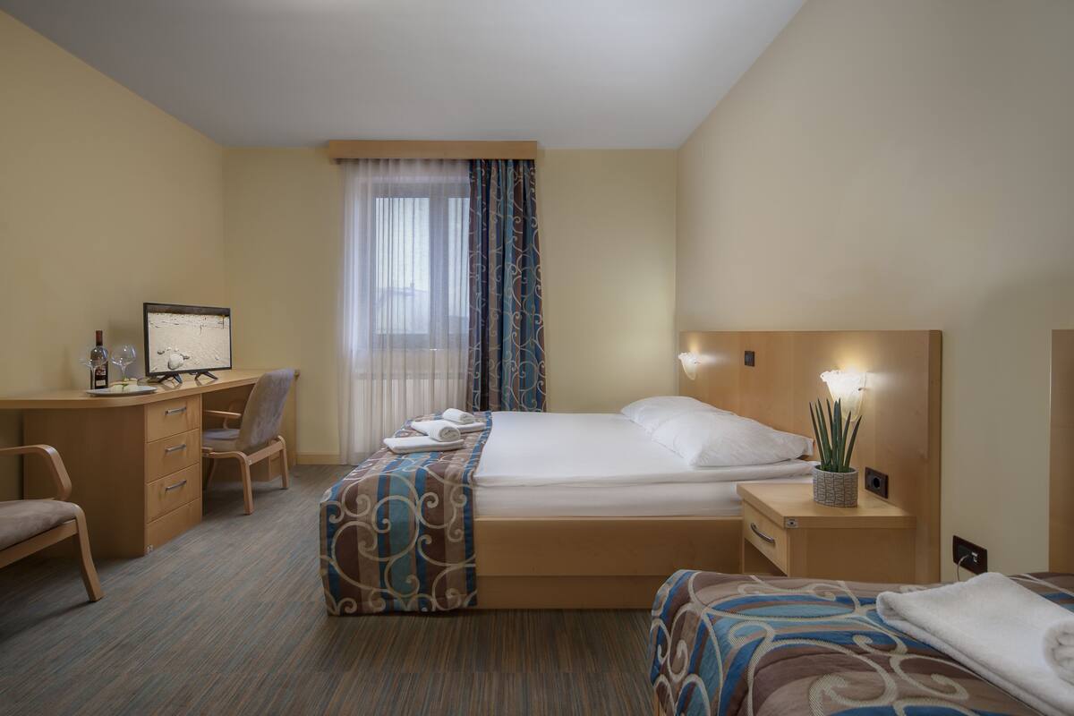 Minibar, escritorio, cunas gratuitas y wifi gratis 