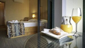Double Room Single Use | Minibar, desk, cribs (free), WiFi (free)