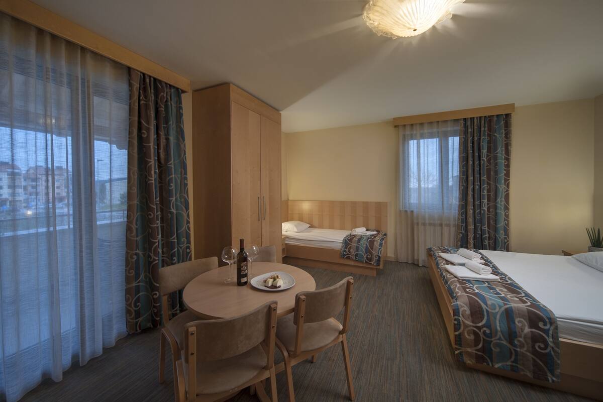 Minibar, escritorio, cunas gratuitas y wifi gratis 