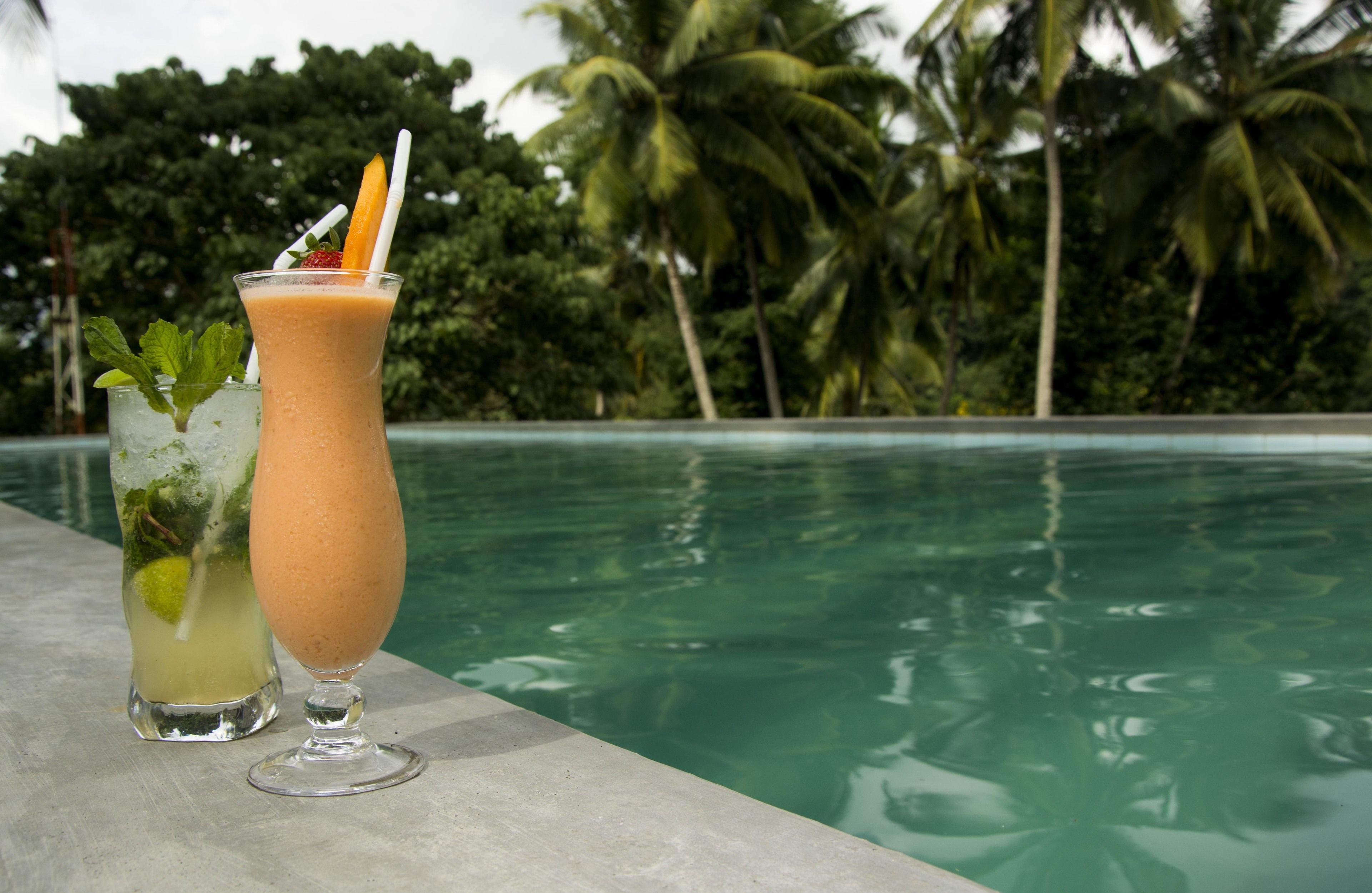 2 outdoor pools, pool loungers