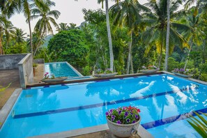 2 piscines extérieures, chaises longues