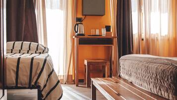 Tremannsrom – comfort, flere senger | Safe på rommet, skrivebord, lydisolert og ekstrasenger (mot et tillegg)