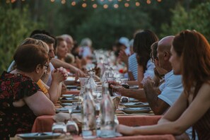 Lunsj og middag serveres, lokale retter