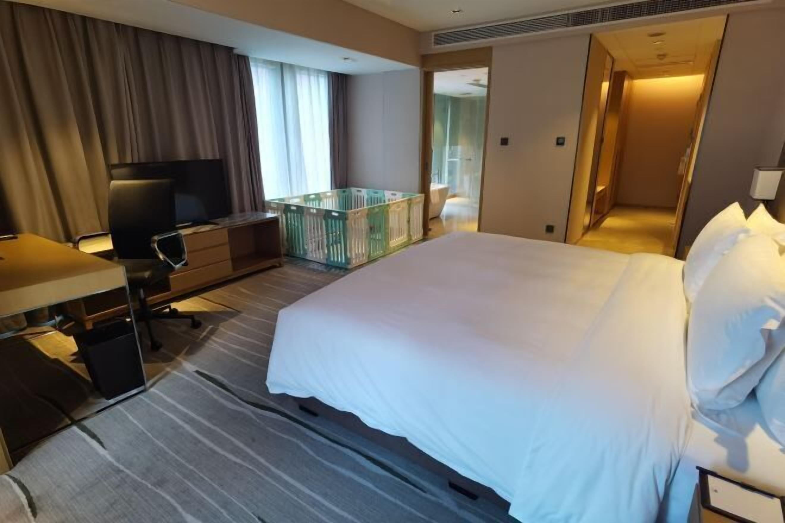 1 bedroom, premium bedding, minibar, in-room safe