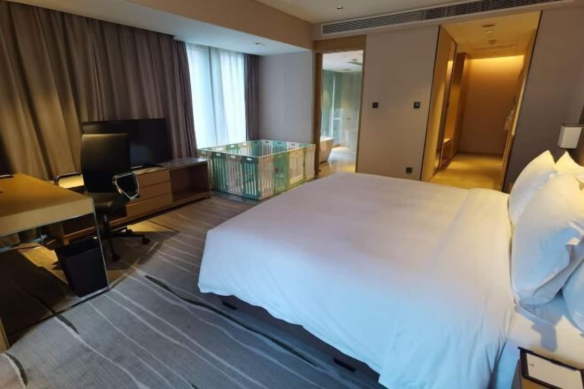 1 bedroom, premium bedding, minibar, in-room safe