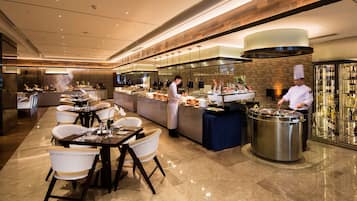 2 restaurants; breakfast, lunch and dinner served