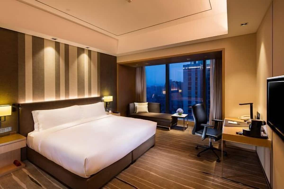 1 bedroom, premium bedding, minibar, in-room safe
