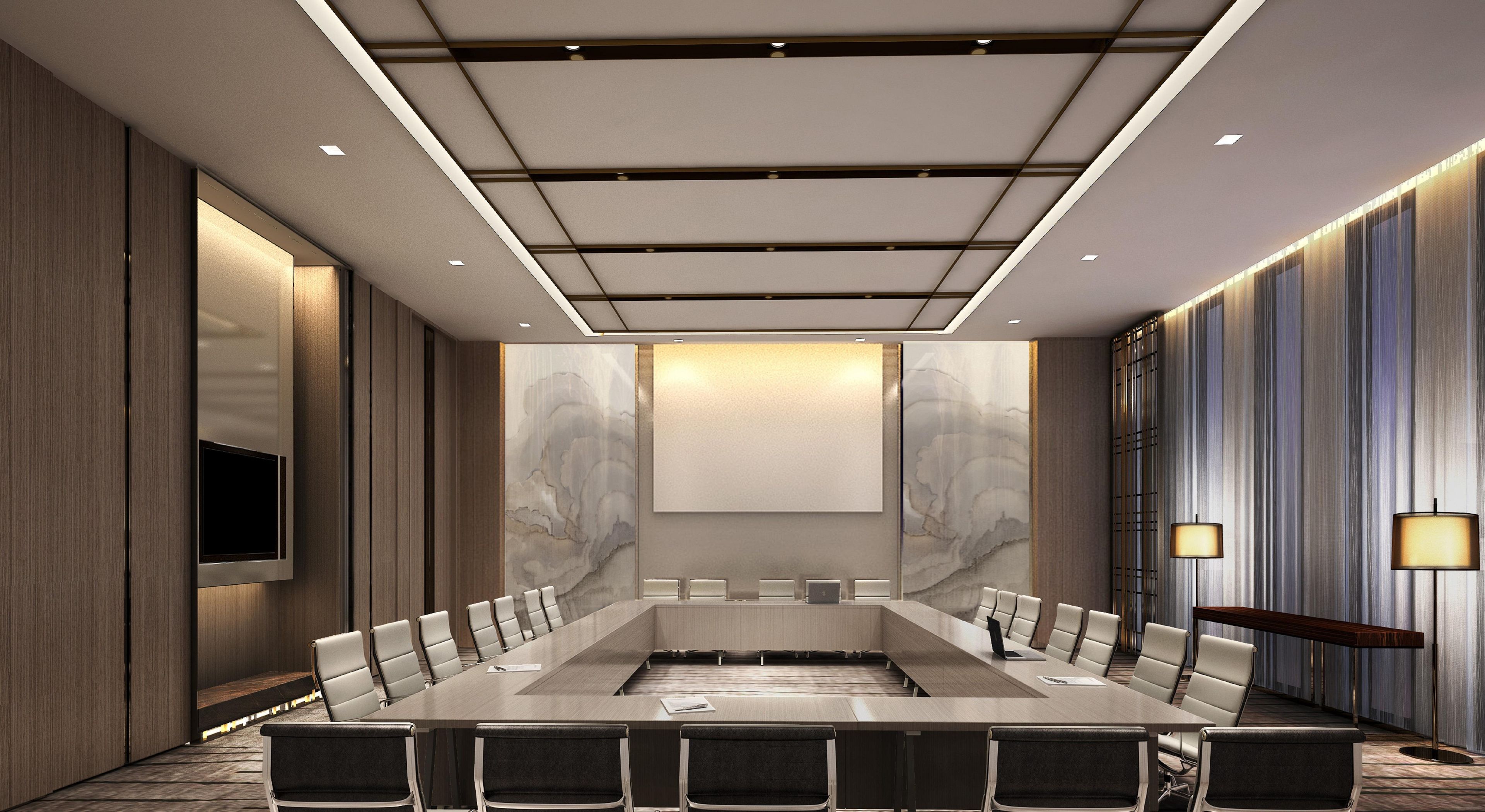 Une salle de conférence équipée d’une longue table, de nombreuses chaises, d’un téléviseur à écran plat et d’une grande fresque murale.