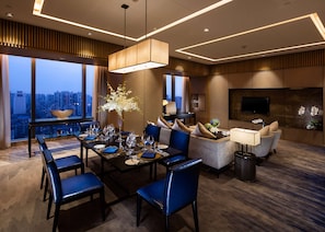Ambassador Room, 套房, 1 张特大床 | 1 多间卧室、高档床上用品、迷你吧、客房内保险箱