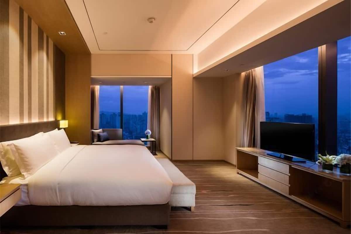 1 bedroom, premium bedding, minibar, in-room safe