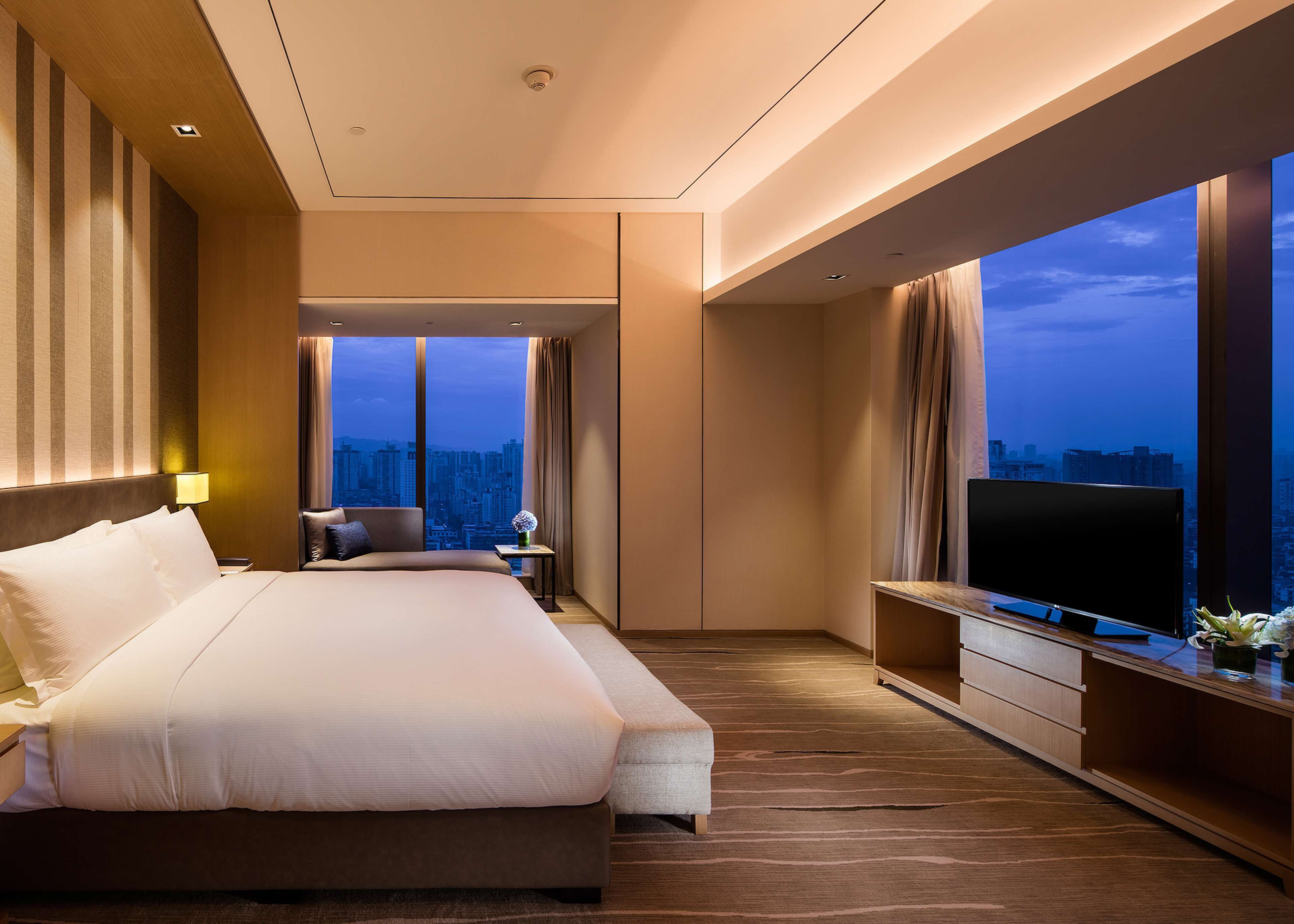 king, executive suite | premium bedding, minibar, in-room safe, desk