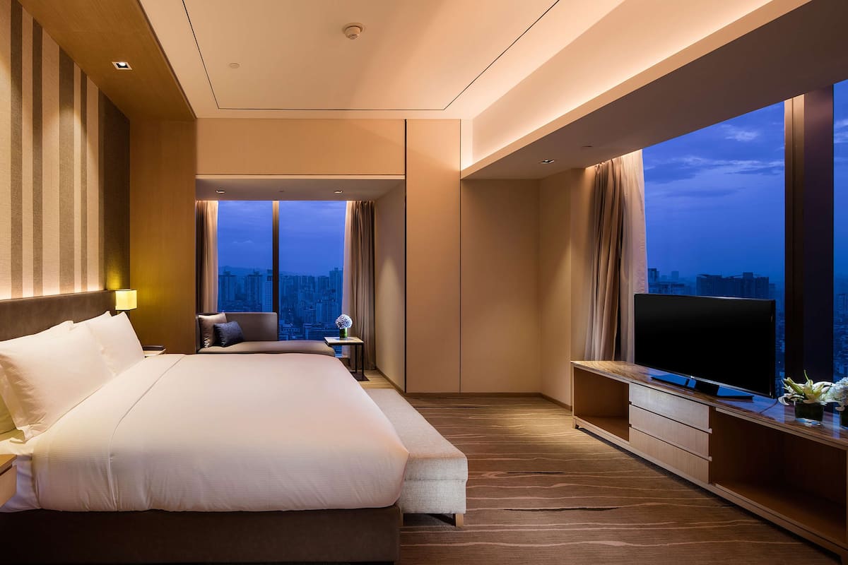 king, executive suite | premium bedding, minibar, in-room safe, desk