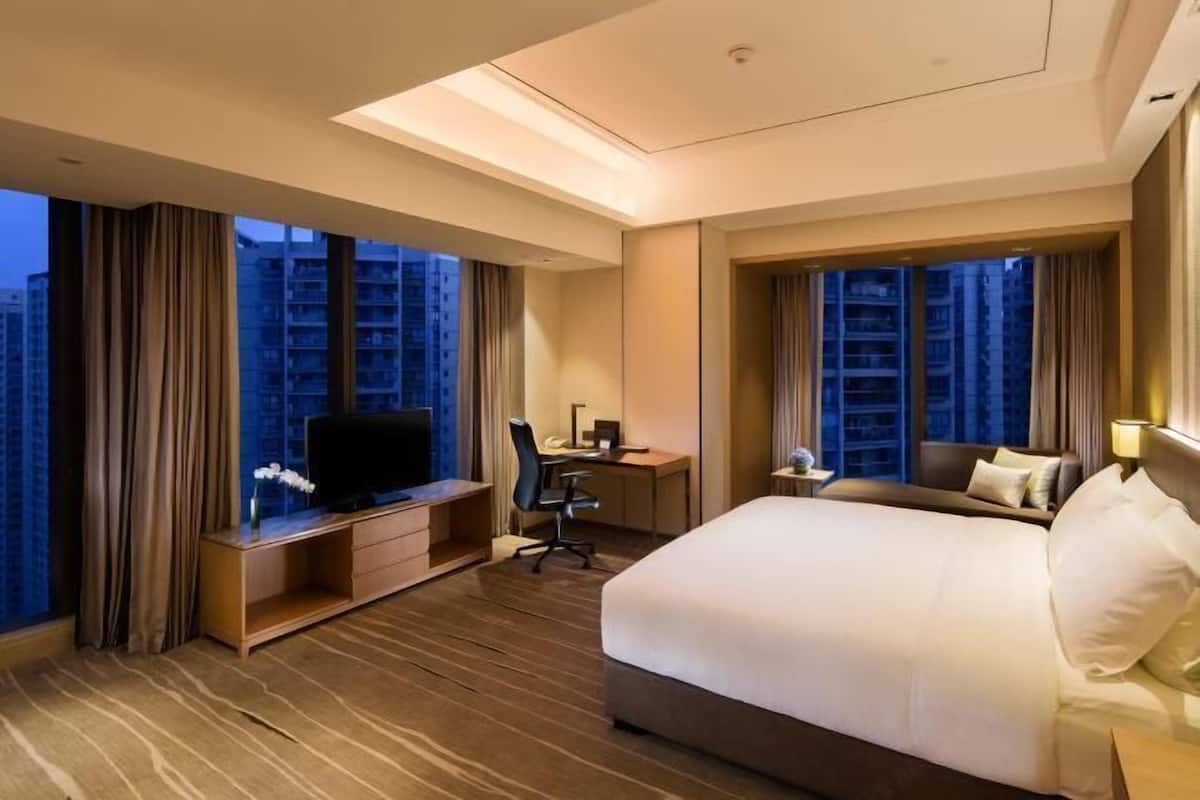 1 bedroom, premium bedding, minibar, in-room safe