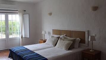 Twin Room | 1 bedroom, in-room safe, soundproofing, bed sheets