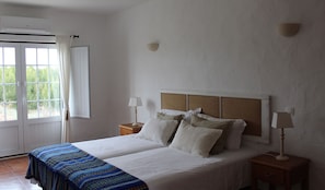 Twin Room | 1 bedroom, in-room safe, soundproofing, bed sheets - Casas de Miróbriga (Santiago do Cacém)