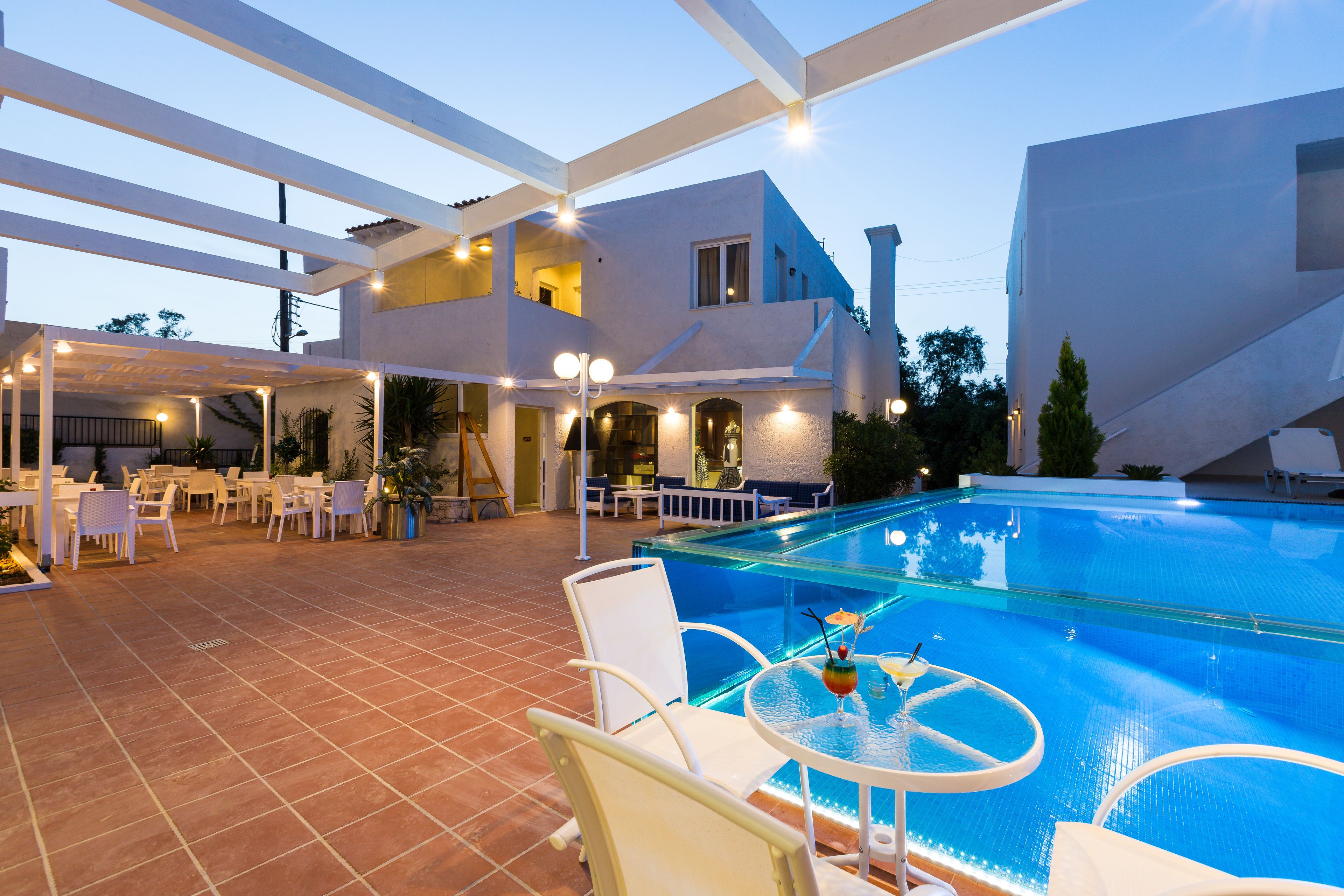 seasonal outdoor pool, open 9:00 am to 6:00 pm, pool umbrellas