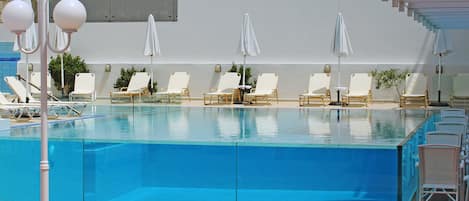 Ulkouima-allas avoinna 8.00–19.00, aurinkovarjoja, aurinkotuoleja