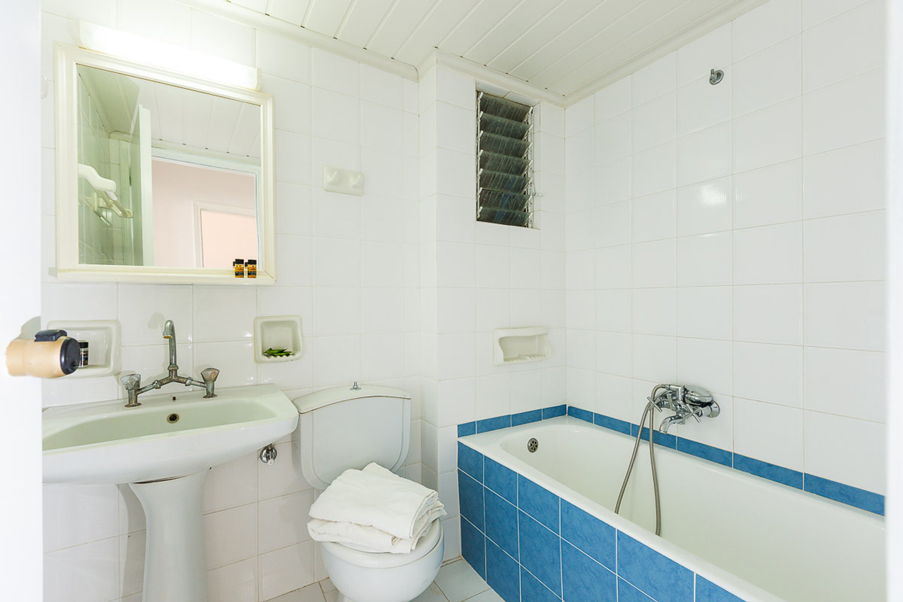 xxxapartment, 2 bedrooms xxx | bathroom | free toiletries, hair dryer, towels