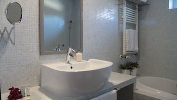 Tab mandi, kelengkapan dandanan diri berjenama, pengering rambut, bidet