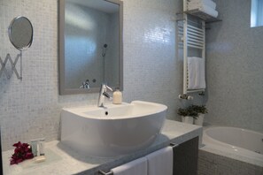 Bathtub, designer toiletries, hair dryer, bidet - Halma - Nature & Sea (Palmela)