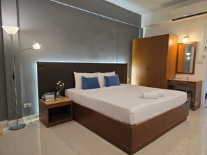 Habitació superior, 1 llit doble, no fumadors, vistes a la ciutat | Minibar, escriptori i espai de treball apte per a portàtils 