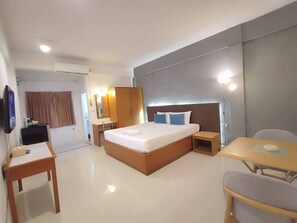 Standard-Doppelzimmer, 1 Doppelbett | Schreibtisch, schallisolierte Zimmer, kostenloses WLAN