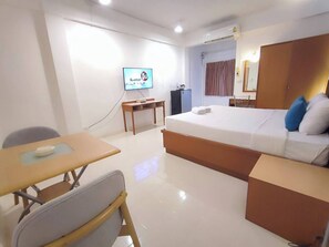 高级房, 1 张双人床, 无烟房, 城市景观 | 迷你吧、办公桌、笔记本电脑工作区、遮光窗帘