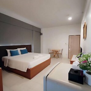 Rom – superior, 1 dobbeltseng, ikke-røyk, byutsikt | Minibar, skrivebord, skrivebord for bærbar PC og blendingsgardiner