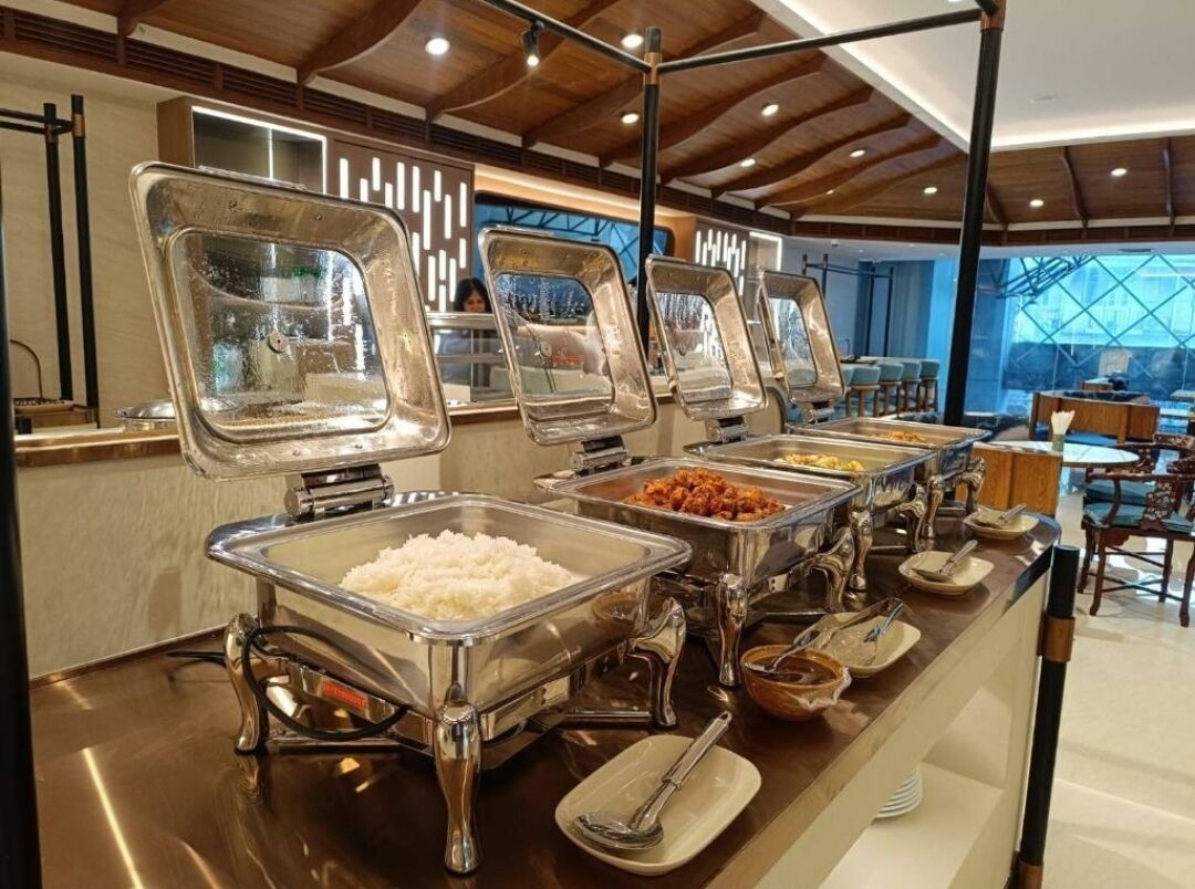 Daily buffet breakfast for a fee