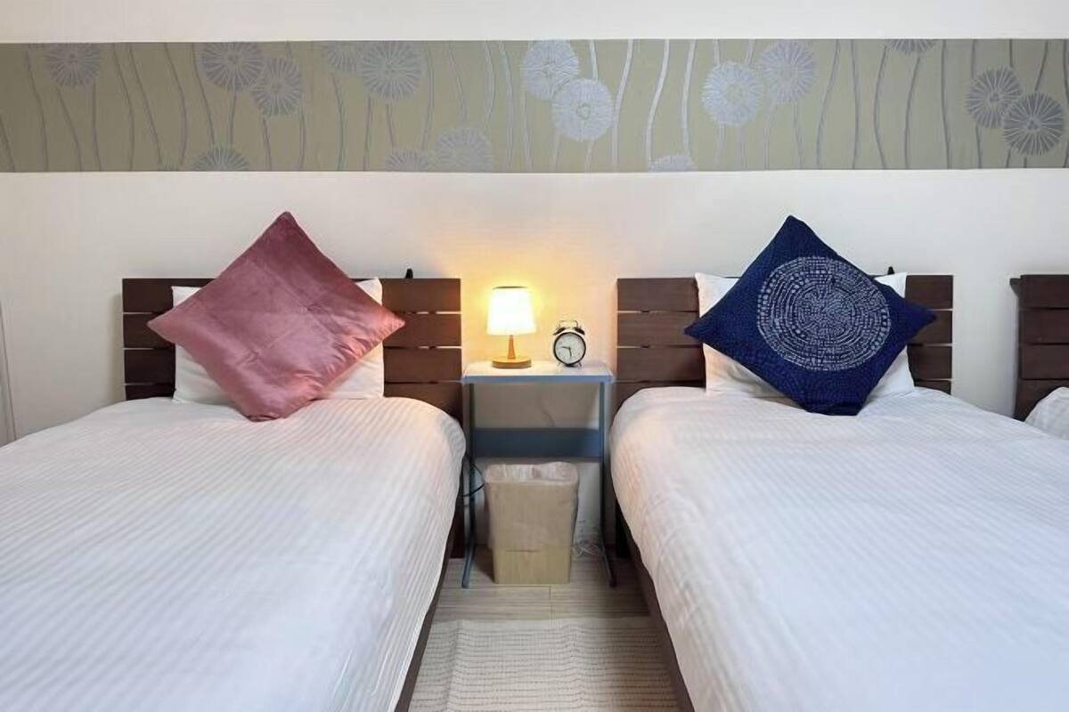 Een bureau, gratis wifi, beddengoed