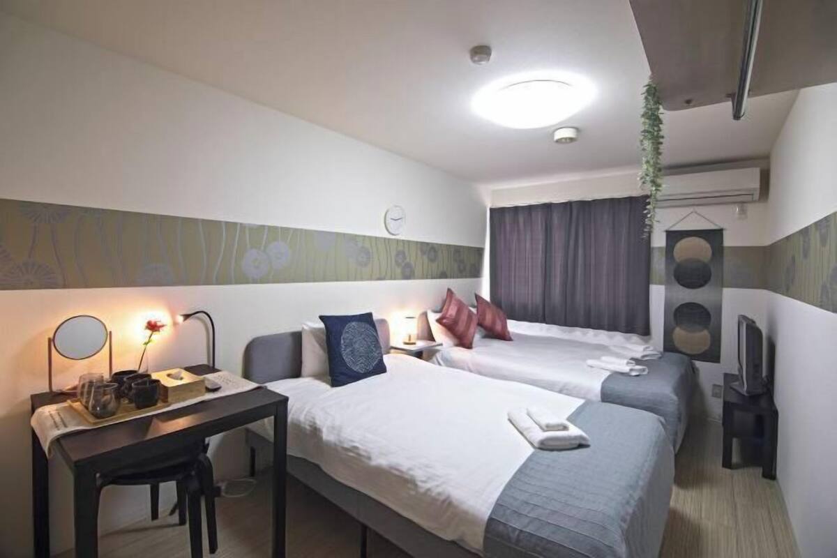 Een bureau, gratis wifi, beddengoed