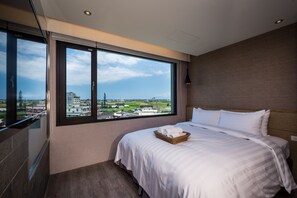 Quarto casal (Yard View) | Cofres nos quartos, escrivaninha, cortinas blackout, Wi-Fi de cortesia