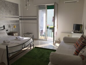 Double Room, Shared Bathroom | Premium bedding, individually decorated, individually furnished, desk - Domus Mea- Adults Only (Verona)