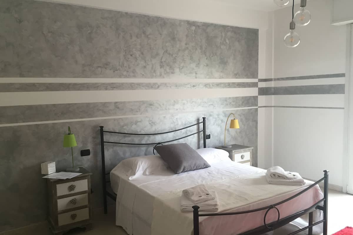 Habitación doble, baño compartido | Ropa de cama de alta calidad y decoración personalizada