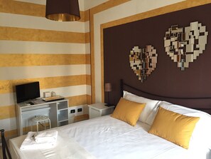 Comfort Double Room, 1 Double Bed, Private Bathroom | Premium bedding, individually decorated, individually furnished, desk - Domus Mea- Adults Only (Verona)