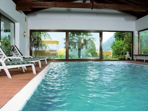 Piscine couverte, chaises longues